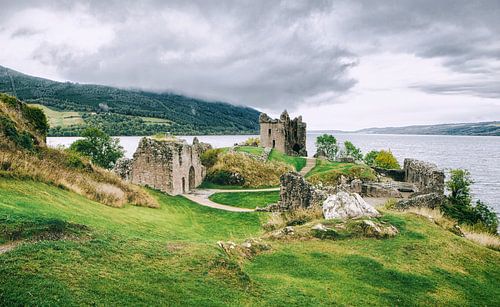 Urquhart kasteelruïnes aan het meer van Loch Ness in de Schotse Hooglanden.  Schotland deluxe!