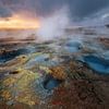 Les magnifiques piscines de boue de Gunnuhver en Islande au lever du soleil. sur Jos Pannekoek