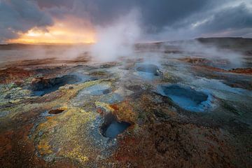 De mooie modderpoelen bij Gunnuhver in Ijsland tijdens zonsopkomst. van Jos Pannekoek