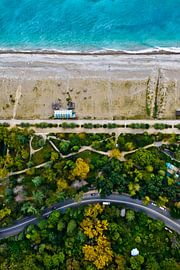 kurvenreiche Straße inmitten des grün und gelben Herbstwaldes. Luftaufnahme von oben nach unten des  von Michael Semenov