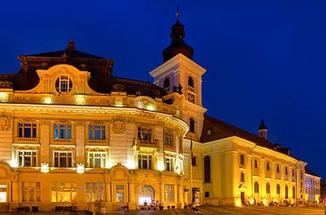 Piata Mare (Grote Plein) in Sibiu, Transsylvanië (Hermannstadt, Transsylvanië) bij nacht van Udo Herrmann
