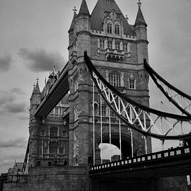 Towerbridge Londres à proximité en noir et blanc sur Mireille Schipper