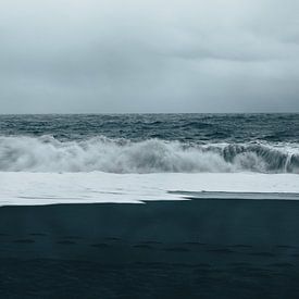 Storm op komst - Zwarte strand van Reynisfjara IJsland | Moody landschap en Reis fotografie print van Elise van Gils