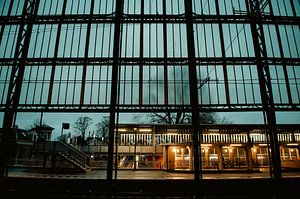 Bahnhof im Raster – Abendhimmel & warme Bahnsteiglichter