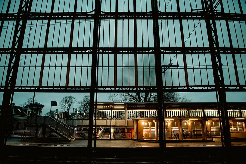 Gare encadrée – Crépuscule turquoise &amp; lumières du quai par Brave Toaster Photos