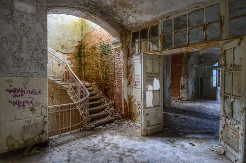 Staircase. Beelitz Heilstatten, Germany von Robin Boer