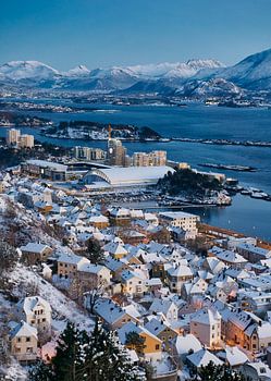 Ålesund met de Sunnmøre Alps in de achtergrond, Noorwegen