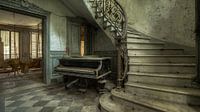 Oude piano in verlaten huis van Atelier Liesjes thumbnail