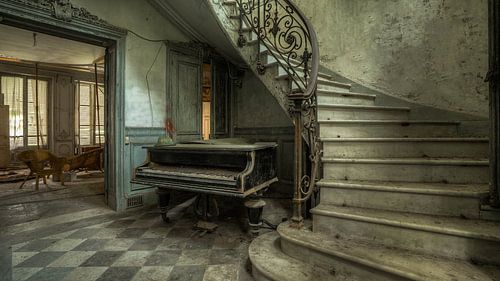 Oude piano in verlaten huis