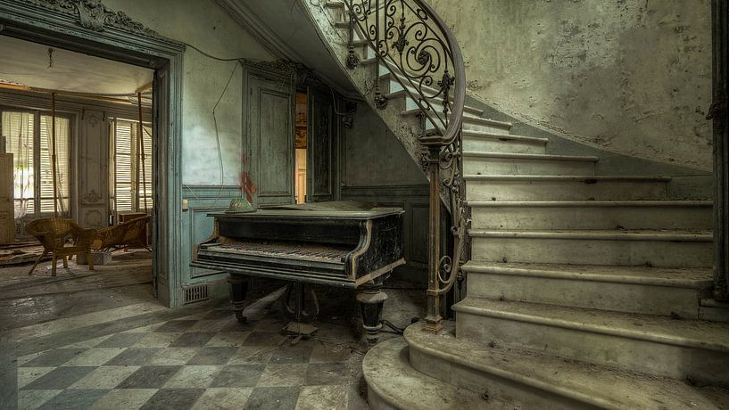 Oude piano in verlaten huis van Atelier Liesjes
