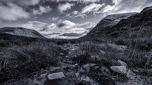 Les Highlands écossais, la neige sur les sommets, sous une belle couverture nuageuse