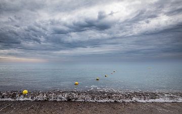 Row of buoys on the ocean against stormy sky von VIDEOMUNDUM