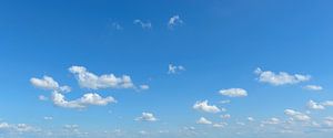 Sommerhimmel mit weißen Wolken  von Sjoerd van der Wal Fotografie