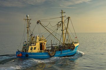 Vissersboot op de Noordzee van Conny Pokorny