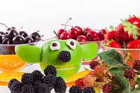 Lustiger Apfel Yoda mit Dekorationsfrüchten