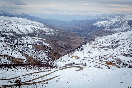 Une vallée de montagne arménienne sous la neige
