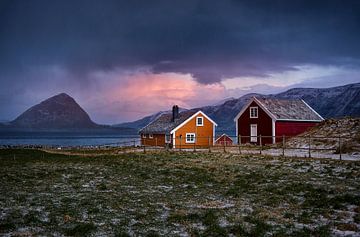 Hutten met uitzicht op Sukkertoppen vanuit Godøy, Noorwegen van qtx