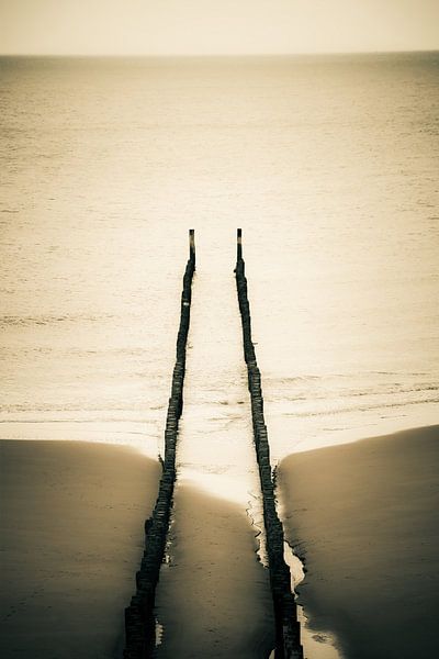 Blick von oben auf den Wellenbrecher am Strand von Domburg von Fotografie Jeronimo