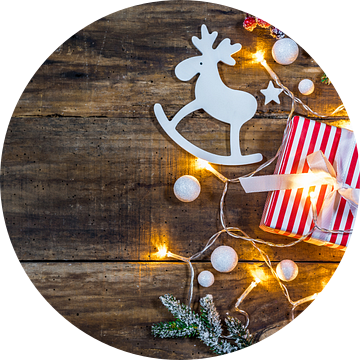 Kerstgeschenkdoos met decoratie en feestelijk licht van Alex Winter