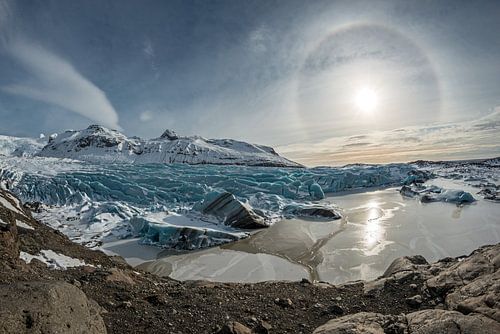 Un halo brille au-dessus du Svinafellsjokull sur Gerry van Roosmalen
