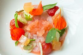 Dungesneden langoustines met gegeleerde tomatenbouillon