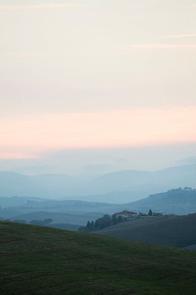 Huis in Toscaans heuvellandschap. van Jelmer Reyntjes