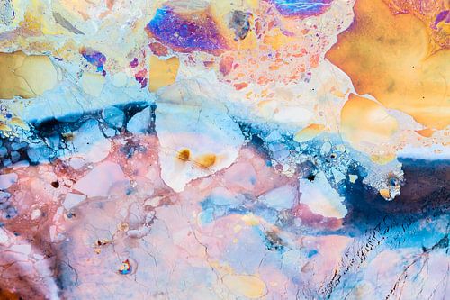 Kwel water met kleur van ijzerbacterien