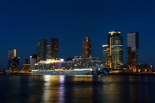 Cruiseschip "Enchanted Princess" bezoekt Rotterdam.