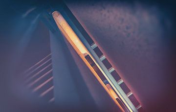 De trap af... om middernacht in het trappenhuis. van Jakob Baranowski - Photography - Video - Photoshop