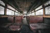 De binnenkant van een verlaten bus van Digitale Schilderijen thumbnail