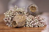 Droogbloemen op een oude, houten tafel