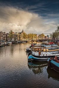 Woonboten in Binnenkant gracht in Amsterdam van Frans Lemmens