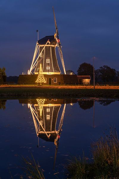 Molen Bataaf in de Winterswijk in de Achterhoek in Nederland met kerstboom en spiegeling in de voorl van Tonko Oosterink