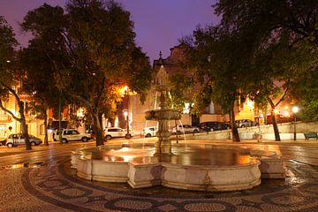 Springbrunnen am  Miradouro Sao Pedro de Alcantara in der Abendd�mmerung , Lissabon, Portugal