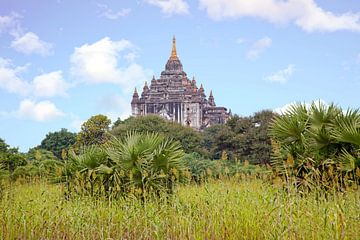 Antiker Tempel in der Landschaft bei Bagan in Myanmar Asien von Eye on You