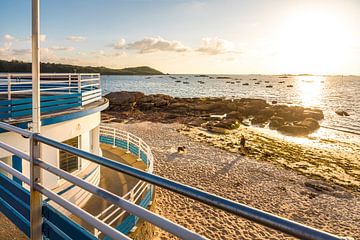 Zonsondergang op het strand Plage de Tresmeur, Trébeurden, Bretagne van Christian Müringer