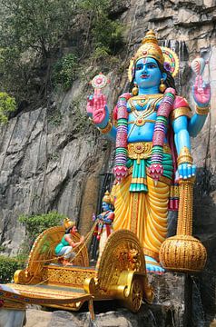 Statue hindoue colorée et carrosse sur kall3bu