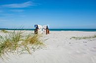 zwei weiß-braune Strandkörbe am Strand in Prerow von GH Foto & Artdesign Miniaturansicht