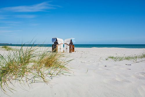 twee wit-bruine strandstoelen op het strand van Prerow