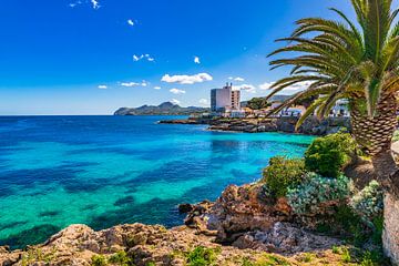 Mooie mening van de kustpromenade in Cala Rajada, het eiland van Mallorca van Alex Winter