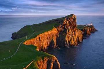 Zonsondergang met vuurtoren van Neist Point  op het eiland Skye, Schotland van Nick Van Goubergen