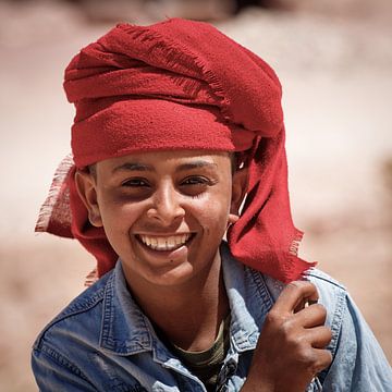 Jonge Bdul-bedoeïne in Petra, Jordanië. van Wim van Gerven