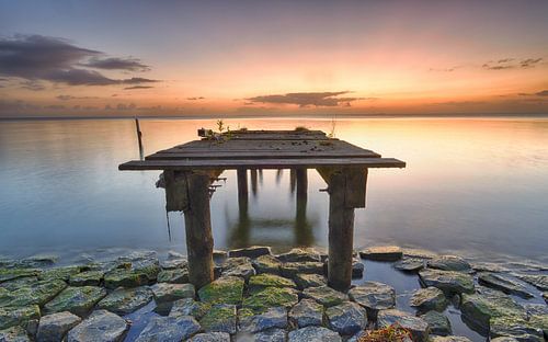 Jetée en ruine le long de l'IJsselmeer au lever du soleil sur John Leeninga