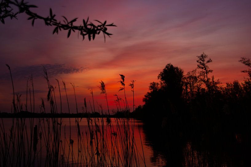 Roter Sonnenuntergang am See von Jeroen Lugtenburg