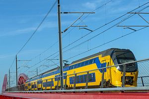 Zugfahrt über die Hanzeboog-Eisenbahnbrücke bei Zwolle