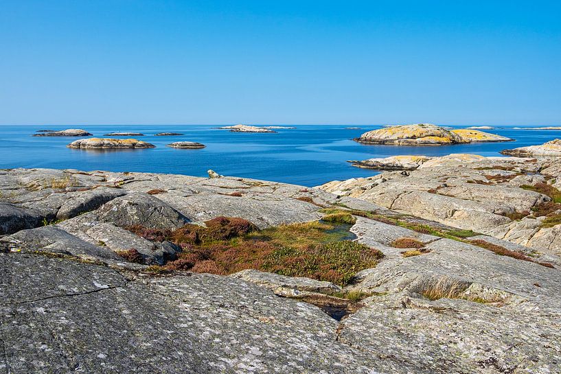Rotsen op de weereilanden voor de stad Fjällbacka van Rico Ködder