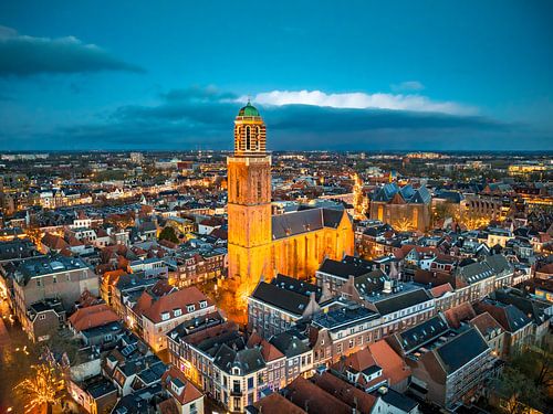 Zwolse Peperbus in de binnenstad tijdens zonsondergang