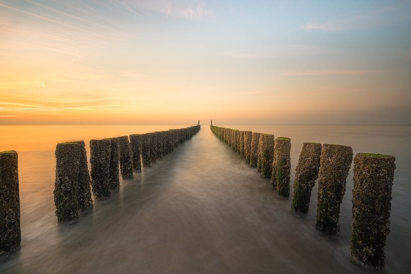 Golfbreker tijdens de zonsondergang op het strand van Domburg van John van de Gazelle fotografie