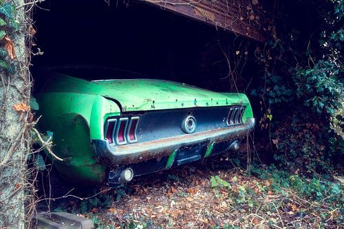 Abandonné Ford Mustang dans un garage.