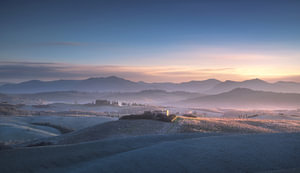 Blaues Licht über der Winterlandschaft von Volterra